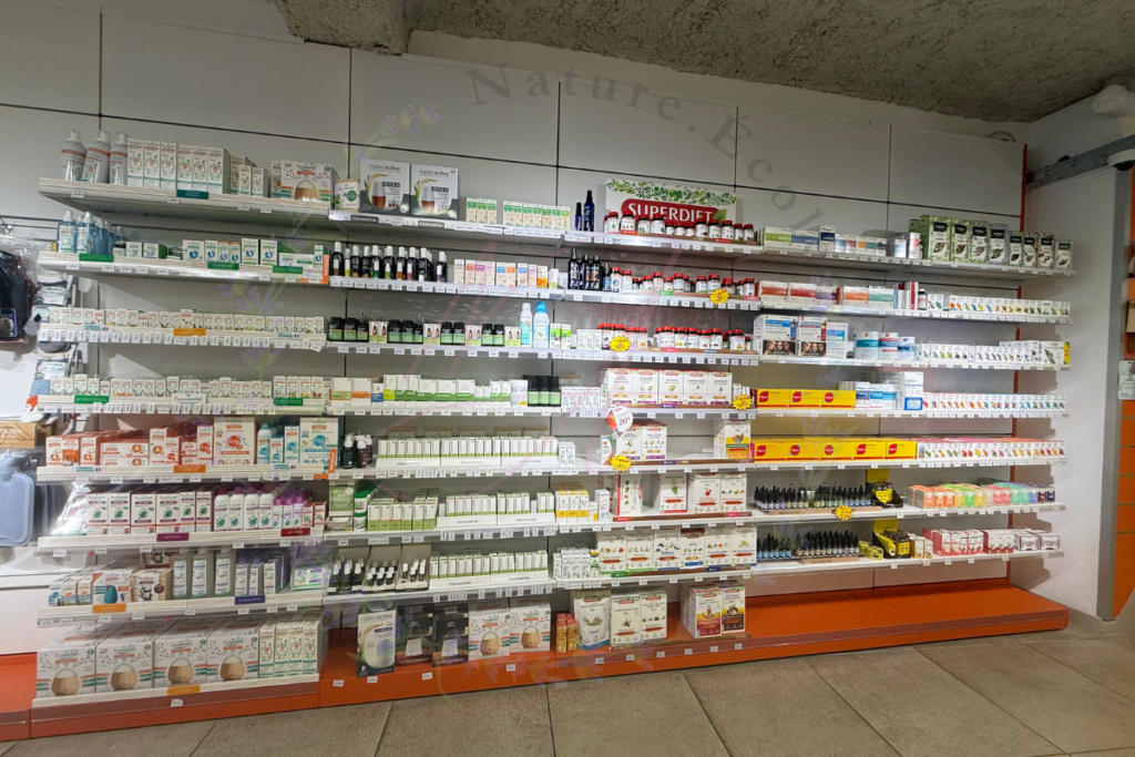 フランスの薬局またはBIOスーパーの精油売り場